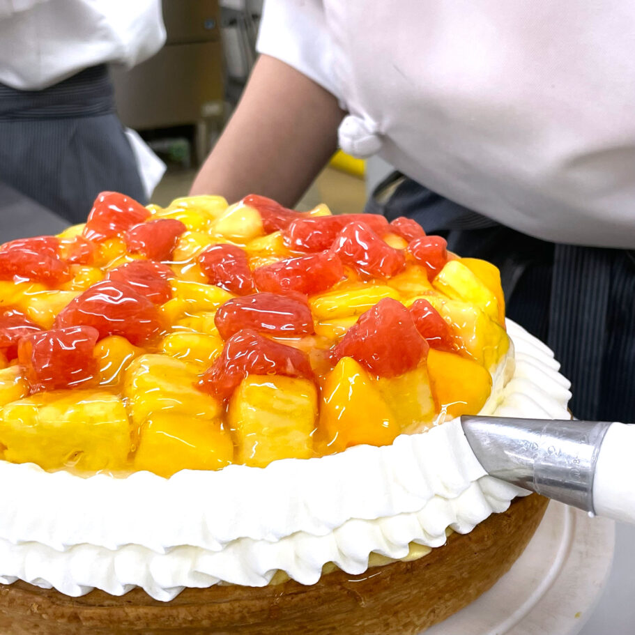 7月おすすめケーキ：トロピカルフルーツタルト 制作中